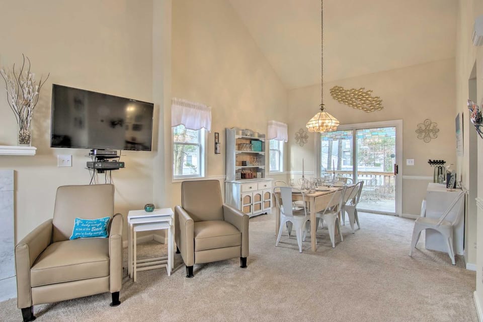 Pool Access, Deck & Grill: Ocean Pines Getaway House in Ocean Pines