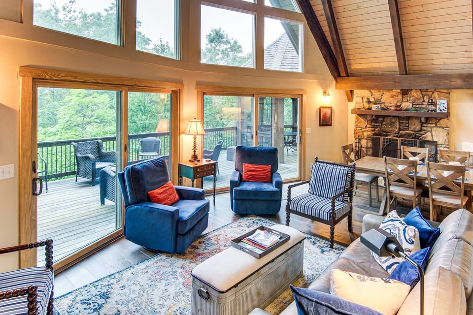 Stunning Blue Ridge Mtn Views! Brevard Chalet House in Tennessee