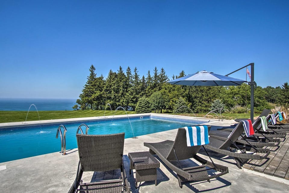 Hot Tub & Sauna! 7-Acre Coastal Michigan Home House in Wisconsin