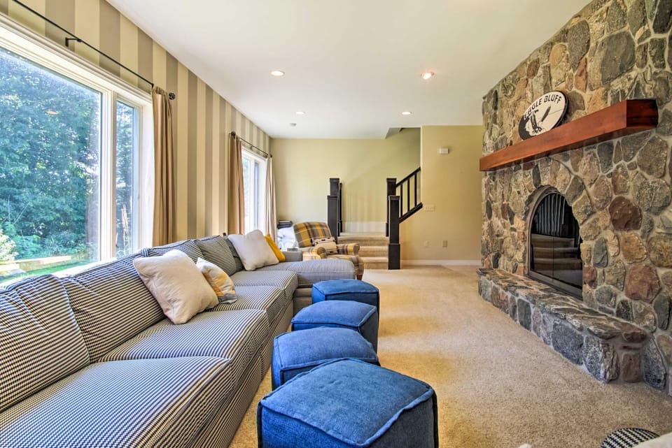 Hot Tub & Sauna! 7-Acre Coastal Michigan Home House in Wisconsin