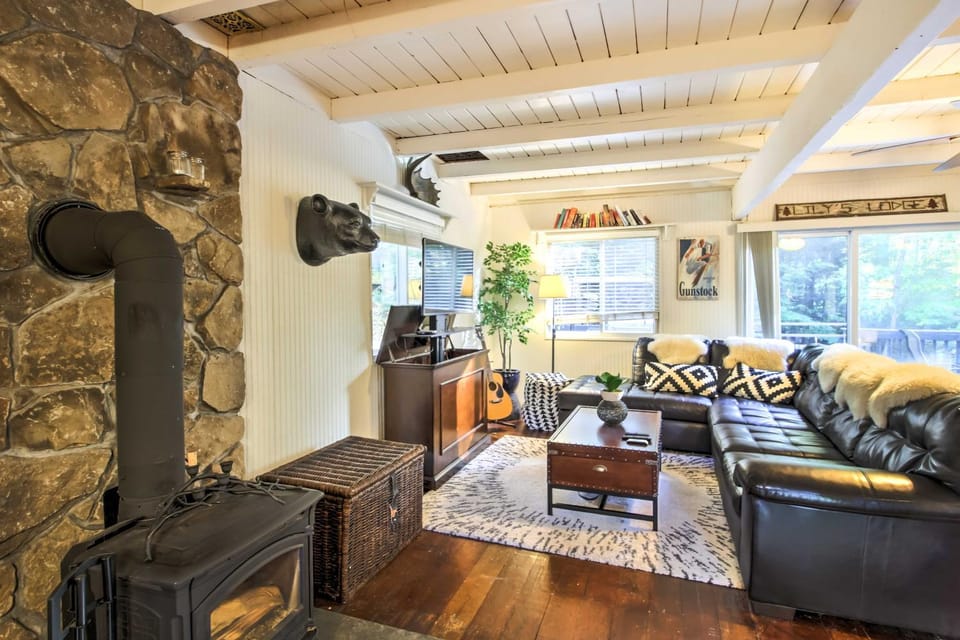 Gilford Cabin - 2 Mi to Gunstock Mountain Resort! Cabin in Gilford