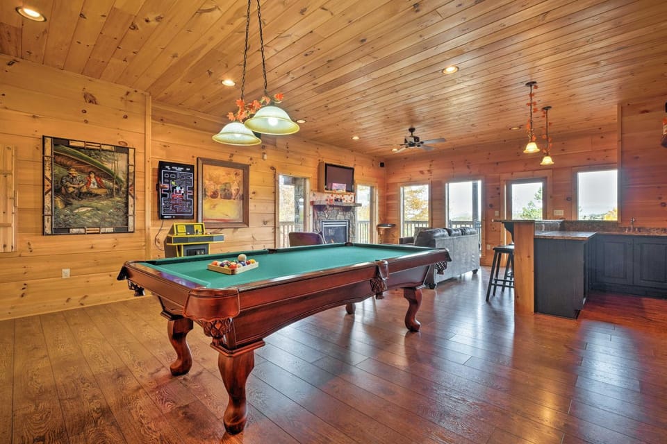 8 Mi to Pigeon Forge: Mtn-View Cabin w/ Game Room Cabin in Sevier County