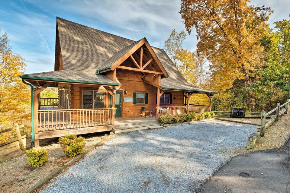 8 Mi to Pigeon Forge: Mtn-View Cabin w/ Game Room Cabin in Sevier County