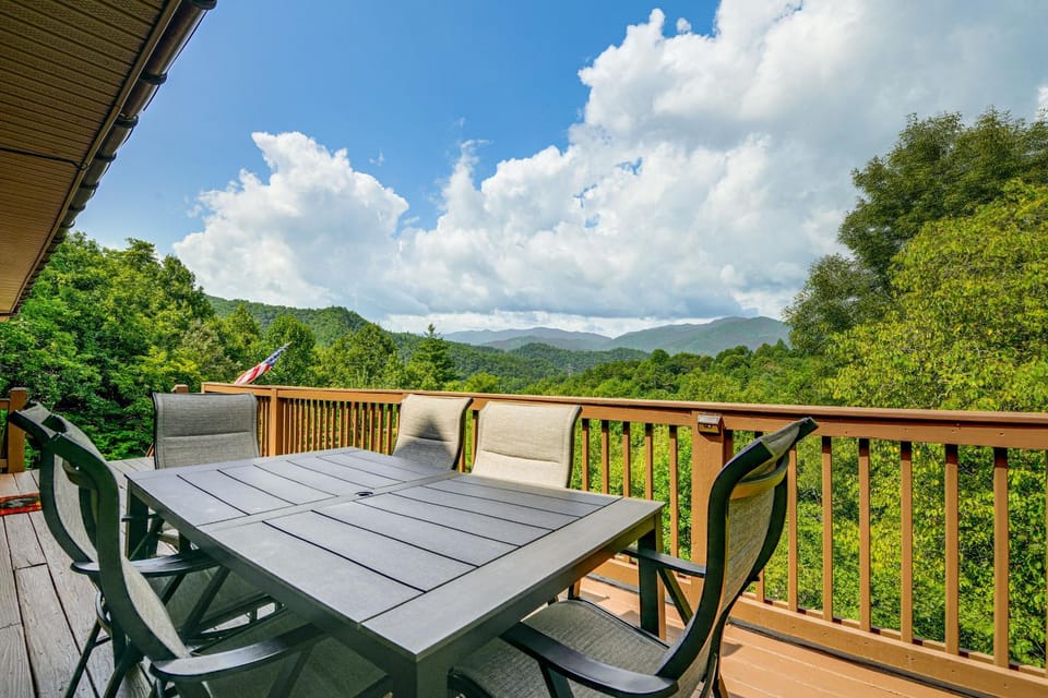 Hot Tub & Mtn Views: Beautiful Bryson City Home House in Swain County