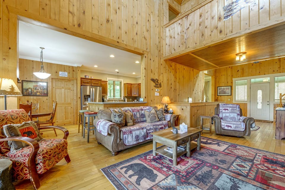 Hot Tub & Mtn Views: Beautiful Bryson City Home House in Swain County