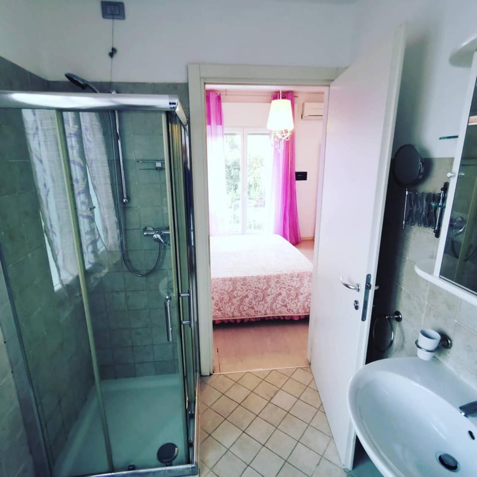 Shower, Toilet, Bathroom, Photo of the whole room