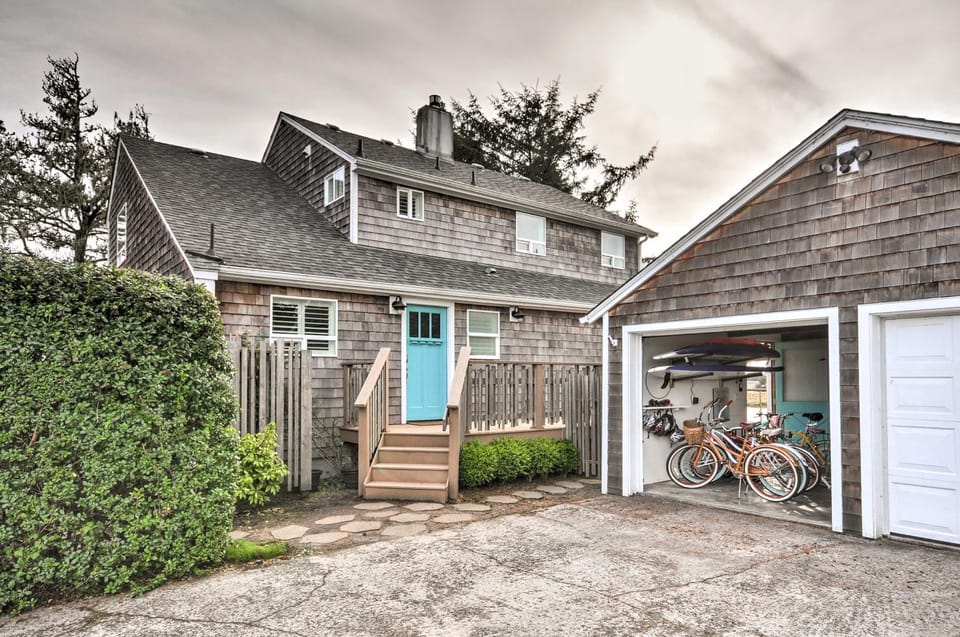 Waterfront Seaside Beach Home w/ Views & Hot Tub! House in Seaside