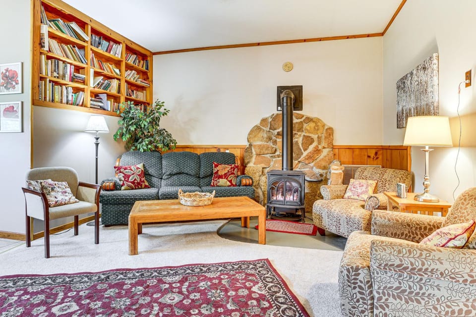 La Crescent Cottage on Minnesota Bluffs w/ View! House in Wisconsin