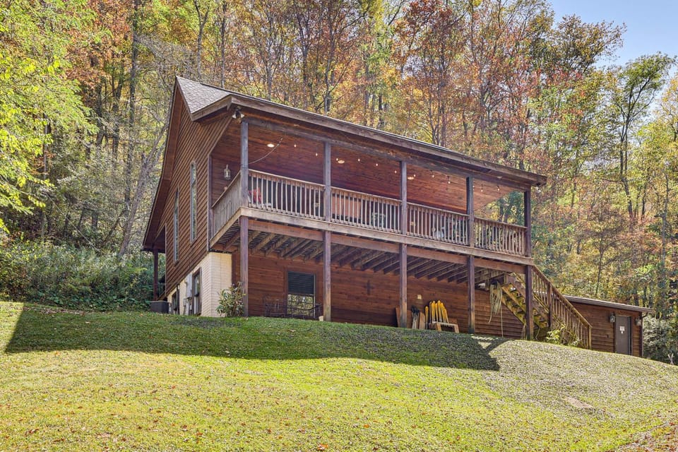 3 Mi to Snowshoe Resort: Cabin w/ Hot Tub Cabin in Shenandoah Valley