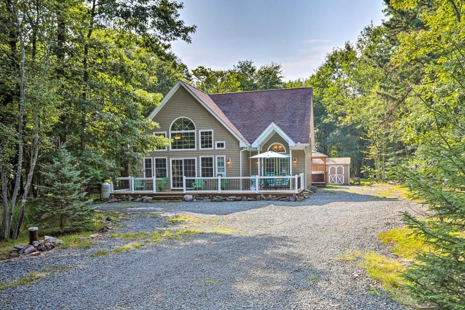 Pocono Hot Tub Chalet | Lake Access • Sleeps 10 House in Tunkhannock Township