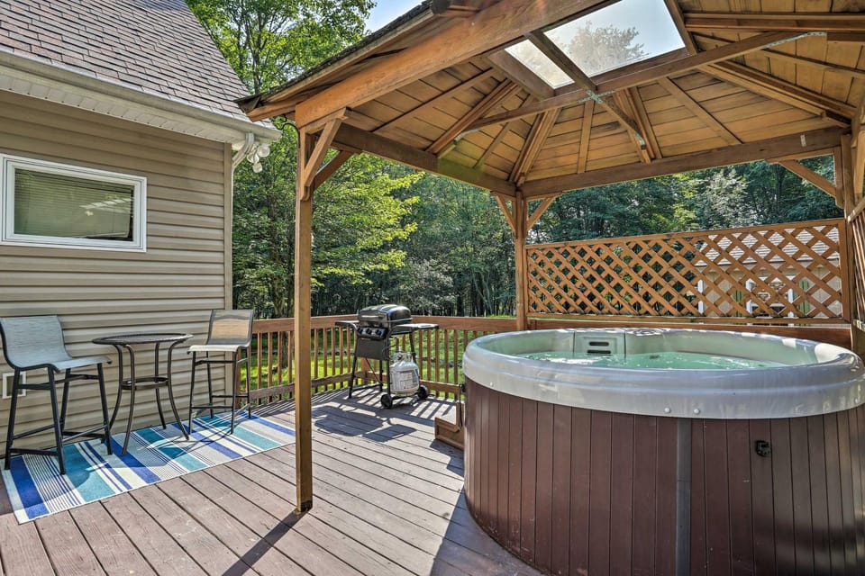 Pocono Hot Tub Chalet | Lake Access • Sleeps 10 House in Tunkhannock Township