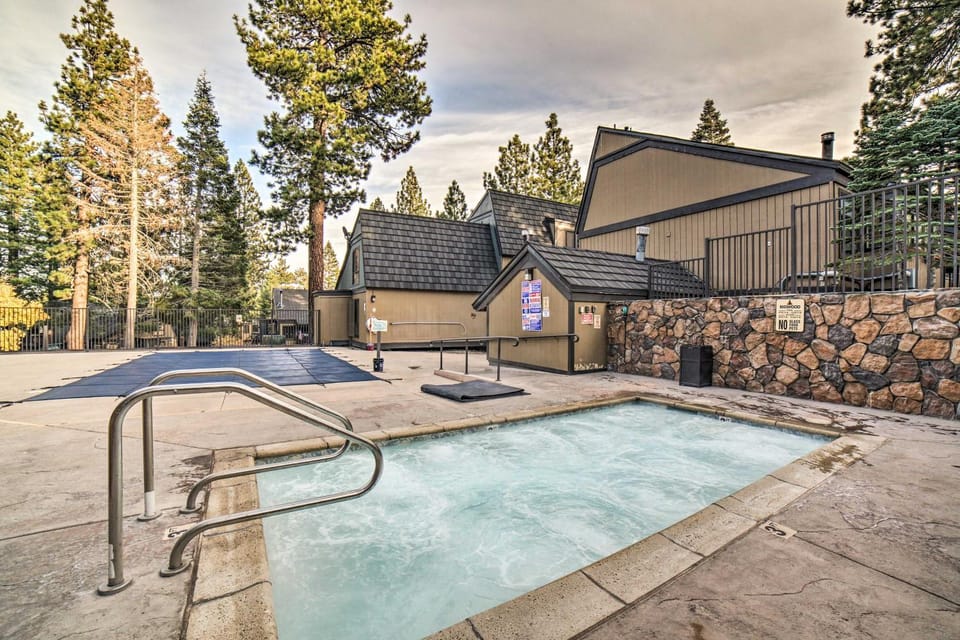 Quiet Condo w/ Great Views, 1/2 Mi to Eagle Lodge! House in Mammoth Lakes