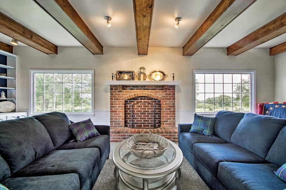 Remodeled Historic Farmhouse ~ 20 Mi to KC! House in Liberty