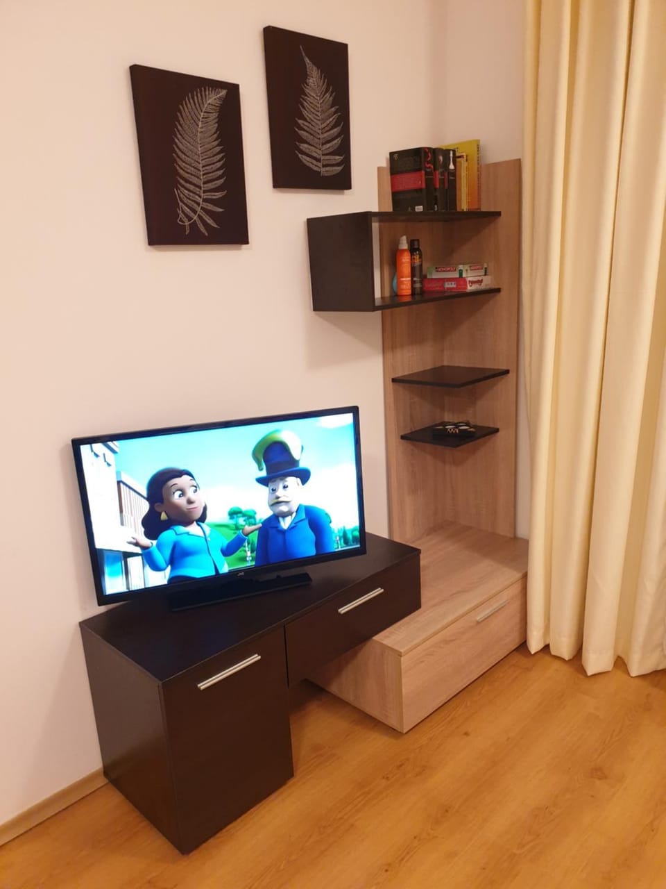 People, TV and multimedia, Photo of the whole room, Guests, children, young children, older children, group of guests, Family