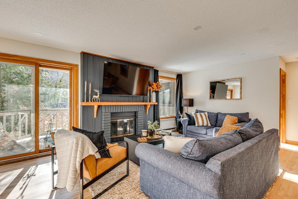 Riverfront Lincoln Condo w/ Patio + Pool Access! House in Woodstock