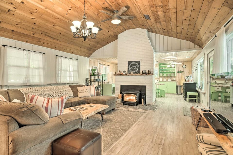 ‘Strawberry Hill Cabin' 5 Mi to Skiing and Lake Cabin in Tuolumne County