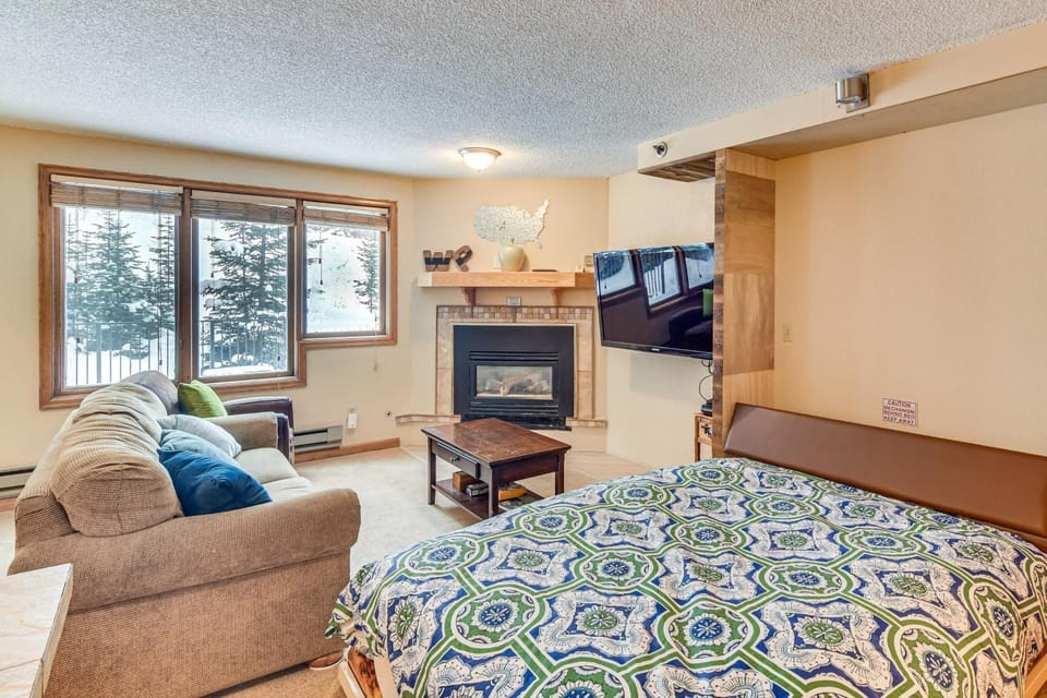 Ski-In/Ski-Out Winter Park Condo w/ Hot Tub Access House in Winter Park