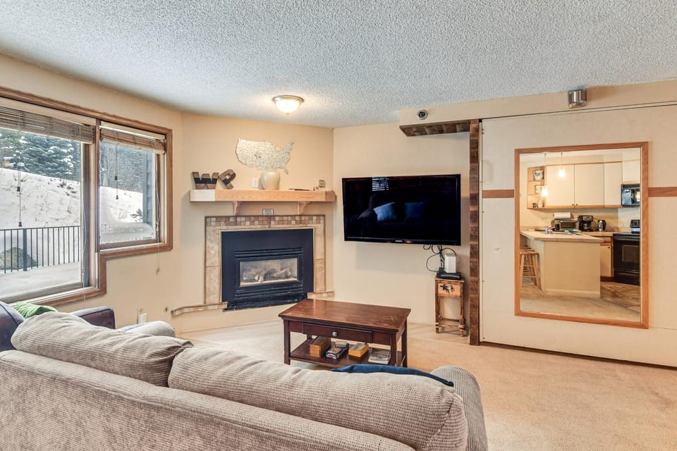 Ski-In/Ski-Out Winter Park Condo w/ Hot Tub Access House in Winter Park