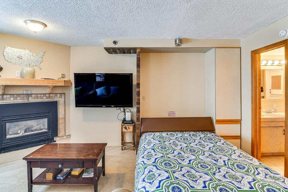 Ski-In/Ski-Out Winter Park Condo w/ Hot Tub Access House in Winter Park