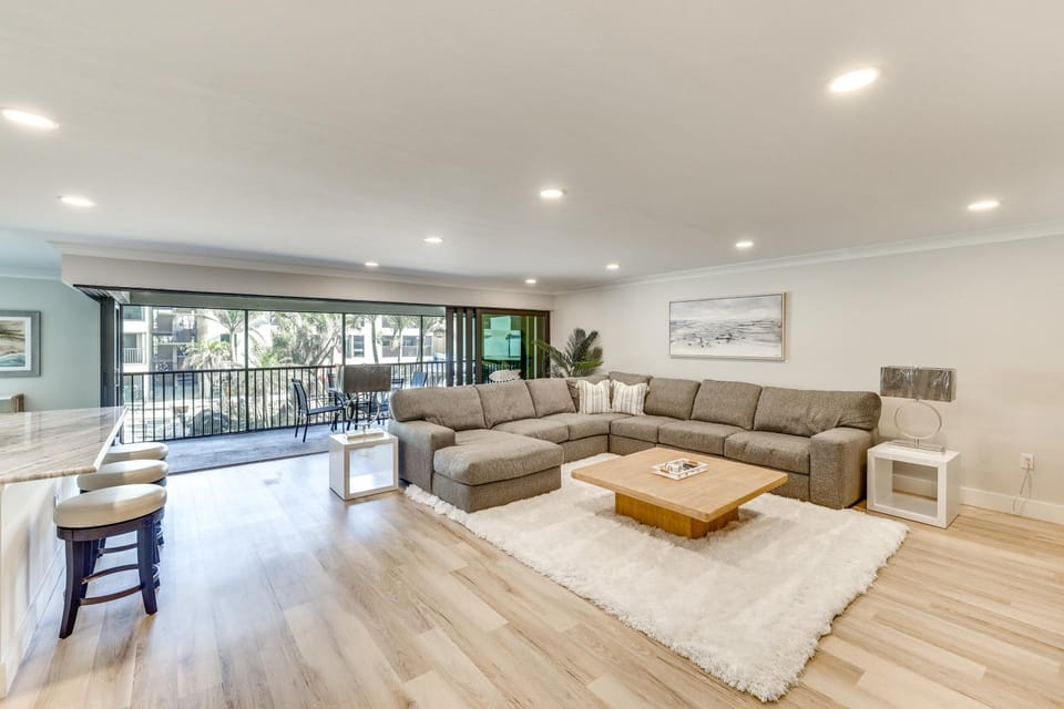 Luxury Sanibel Condo w/ Ocean View: Steps to Beach House in Sanibel Island