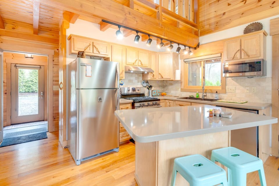 ‘Sawyer’s Cabin’ w/ Hot Tub in Blue Ridge Mtns! Cabin in Buncombe County