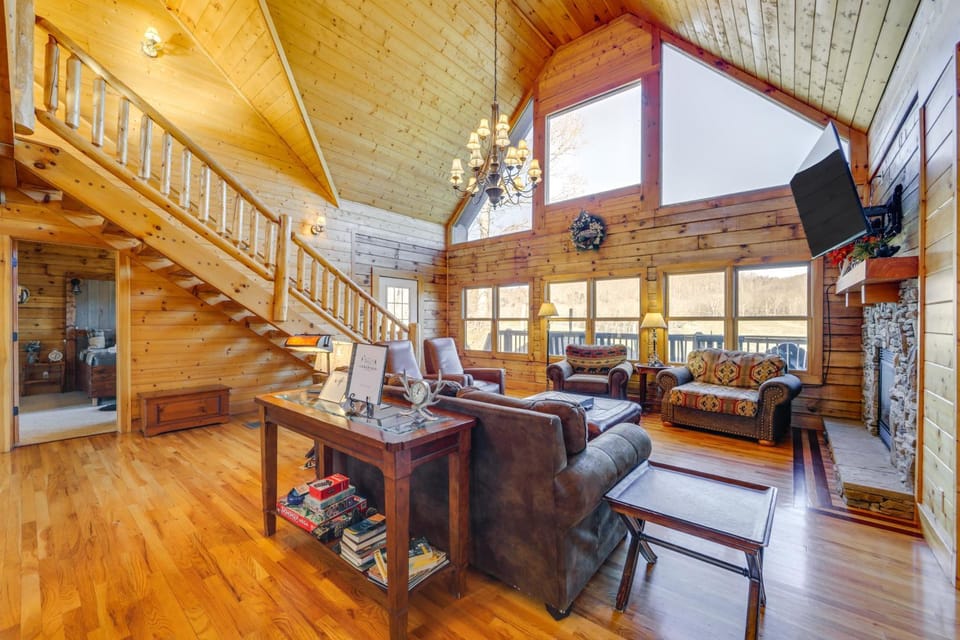 Deck & Mtn Views! Luxe Log Cabin in Waynesville Cabin in Tennessee