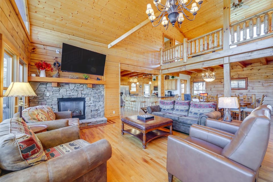 Deck & Mtn Views! Luxe Log Cabin in Waynesville Cabin in Tennessee