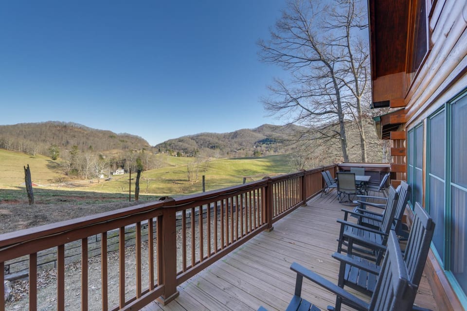 Deck & Mtn Views! Luxe Log Cabin in Waynesville Cabin in Tennessee