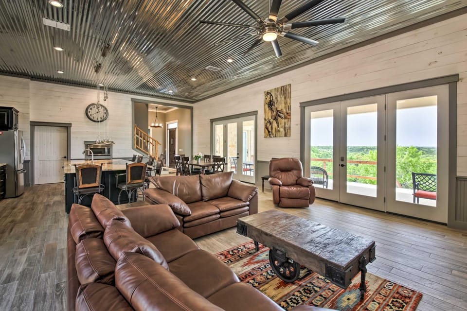 'Ladera' Wimberley Estate on 13 Acres w/ Hot Tub House in Rio Grande