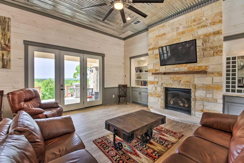 'Ladera' Wimberley Estate on 13 Acres w/ Hot Tub House in Rio Grande