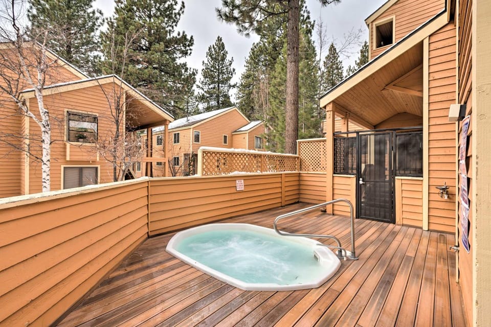 2 Mi to Diamond Peak! Corner-Unit Condo w/ Hot Tub House in Incline Village