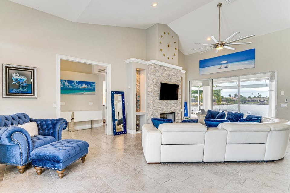 Canalfront Pool & Hot Tub: Home in Cape Coral House in Cape Coral