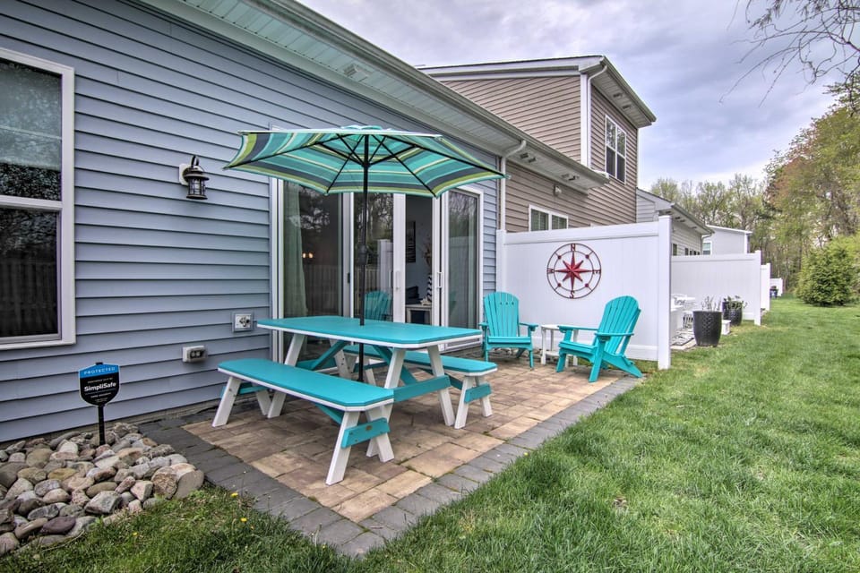 2 Mi to Bethany Beach: Modern Townhome w/ Patio House in Ocean View
