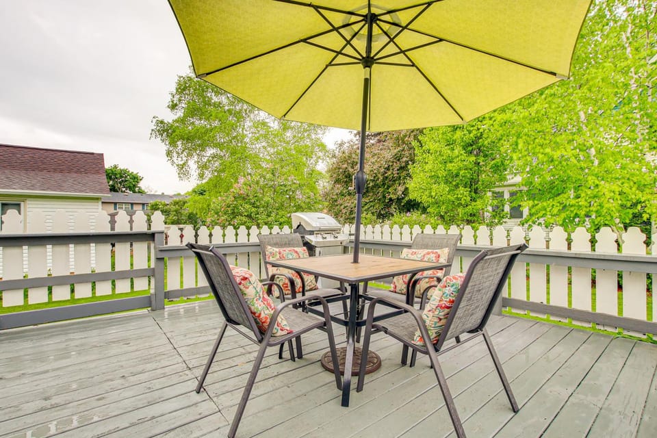 Lavish House w/ Patio - 2 Blocks to Green Lake! House in Green Lake