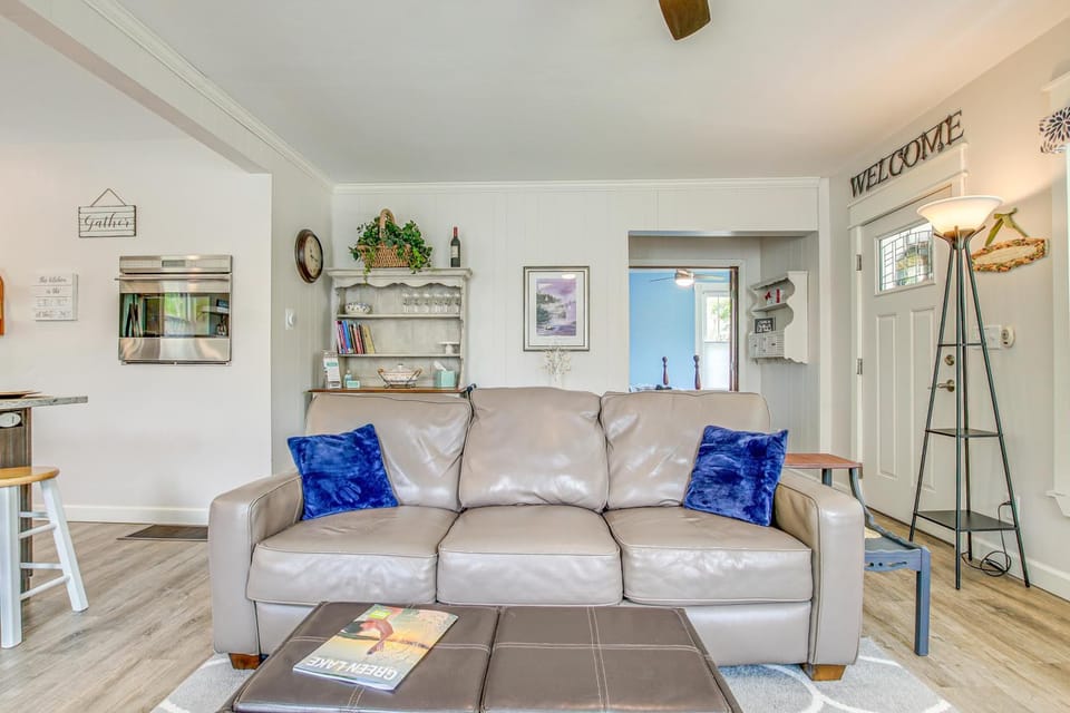Lavish House w/ Patio - 2 Blocks to Green Lake! House in Green Lake