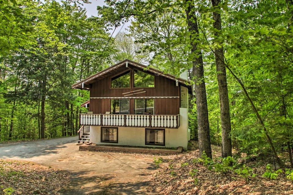 Swiss-Style Chalet w/ Fireplace - Near Story Land! House in Glen