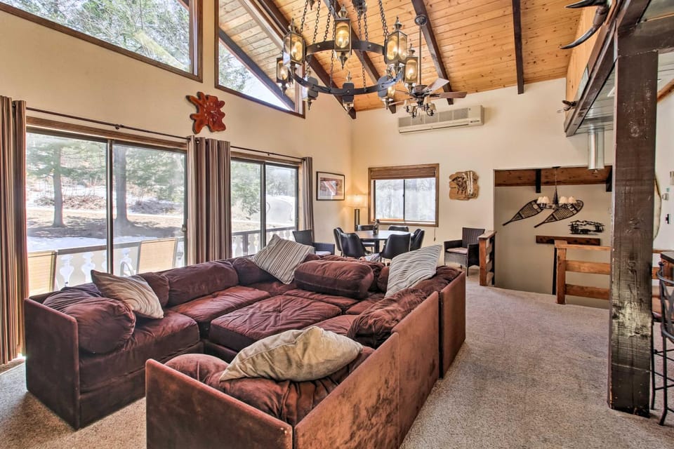 Swiss-Style Chalet w/ Fireplace - Near Story Land! House in Glen