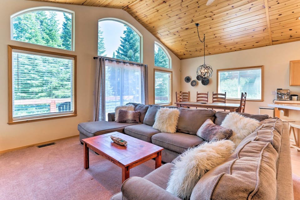 Forest Views & Beach Access: Family Truckee Gem House in Truckee