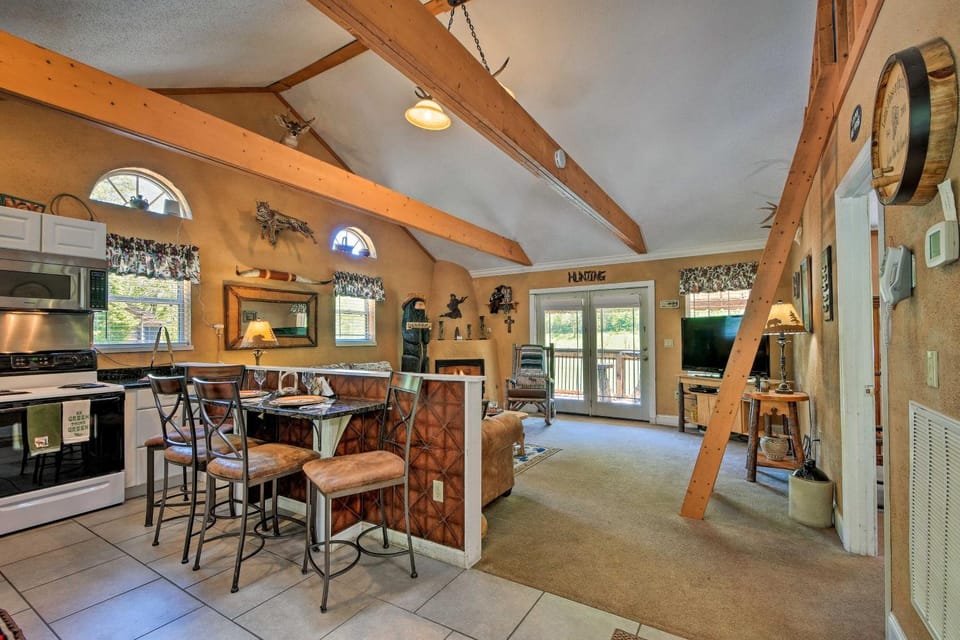 Cozy Cabin on Tenn River - 10 Mi to Chattanooga! Cabin in Chattanooga
