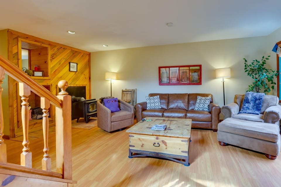 2 Mi to Frisco Ski Hill: Mountain Home w/ Hot Tub! House in Frisco