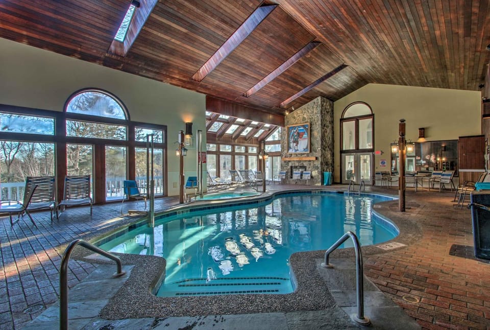 Ski Condo w/ Pool, Close to Story Land & Attitash! House in Glen
