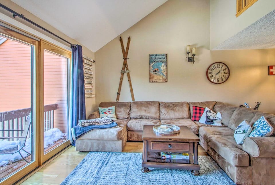 Ski Condo w/ Pool, Close to Story Land & Attitash! House in Glen
