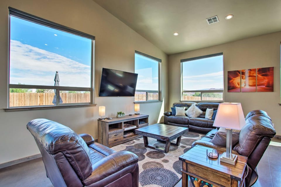 Upscale Moab Townhome w/ Hot Tub: 20 Min to Arches House in Utah