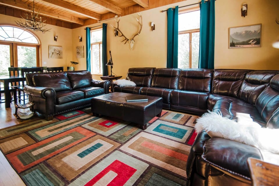 8-Acre ‘Big House Lodge’ in Cle Elum w/ Hot Tub House in Kittitas County