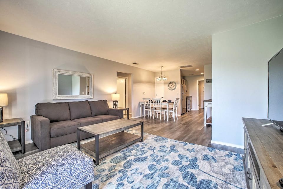 Cozy Condo with Pool Access in the Heart of Branson! Apartment in Branson