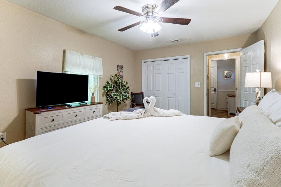 Pool Open Until Oct 15th! ~ 1 Mi to Dollywood House in Pigeon Forge