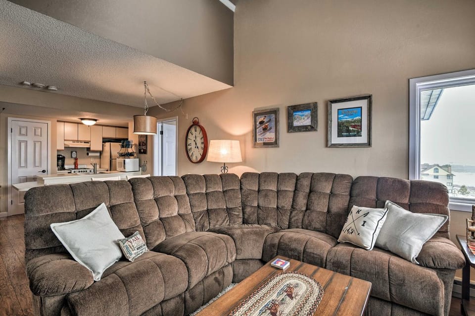 Walk to Ski Lift: Mtn-View Granby Ranch Condo House in Granby