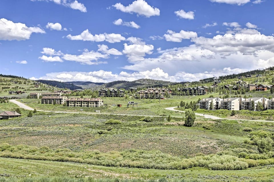 Walk to Ski Lift: Mtn-View Granby Ranch Condo House in Granby