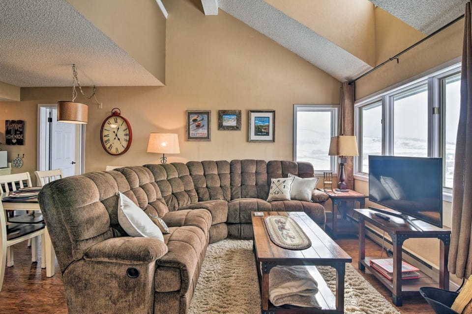 Walk to Ski Lift: Mtn-View Granby Ranch Condo House in Granby