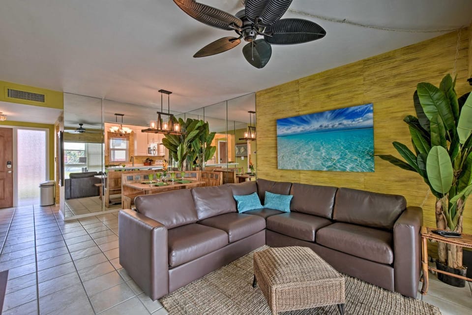 Relaxing Waterfront 2-Story Retreat w/ Pool Access House in Naples